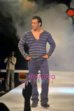 Salman Khan walk the ramp for Guru brand in Taj Land_s End on 25th Sep 2009 (10).JPG